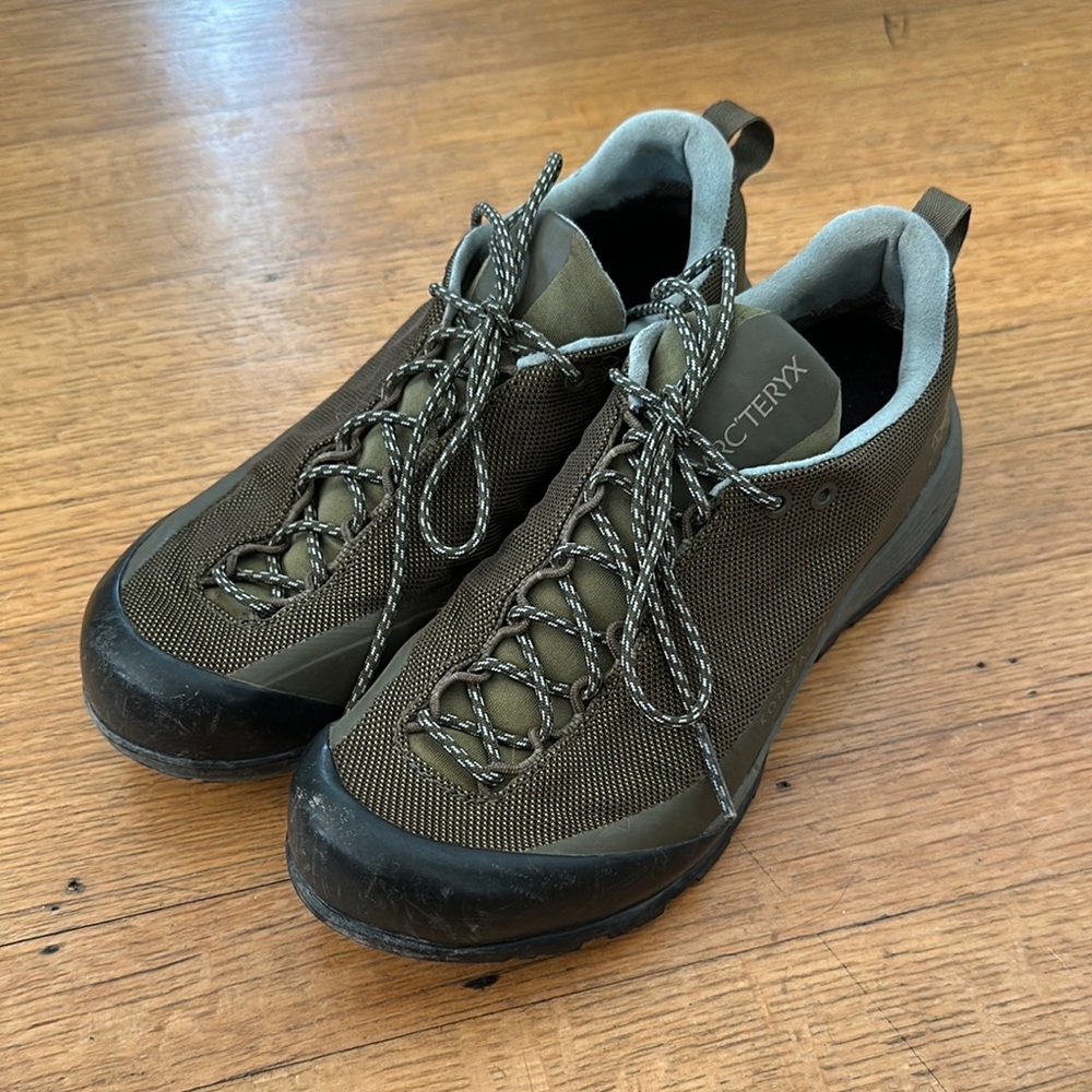 Arc'teryx Women’s Konseal FL 2 approach climbing shoes 5.5/36